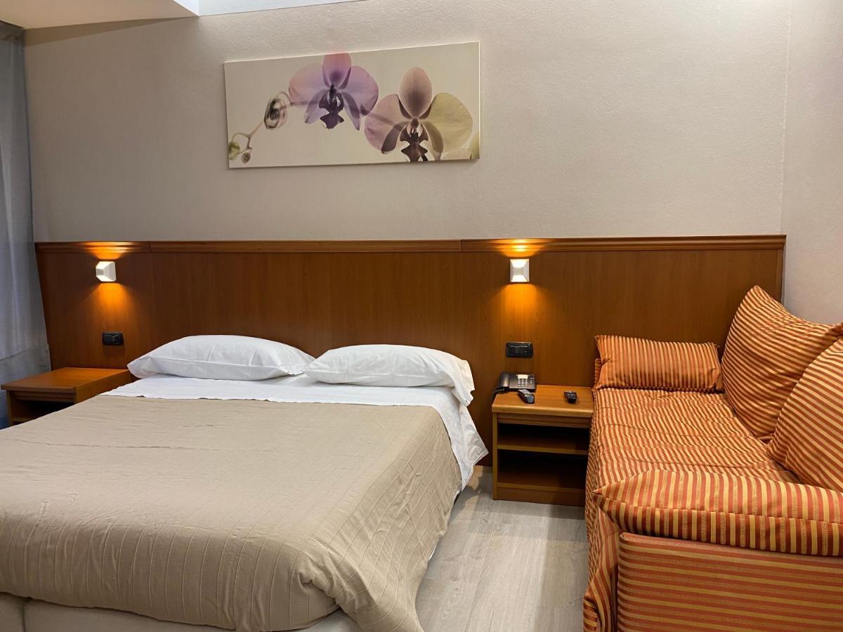 Hotel Rinaldo Apartment Borgomanero Buitenkant foto