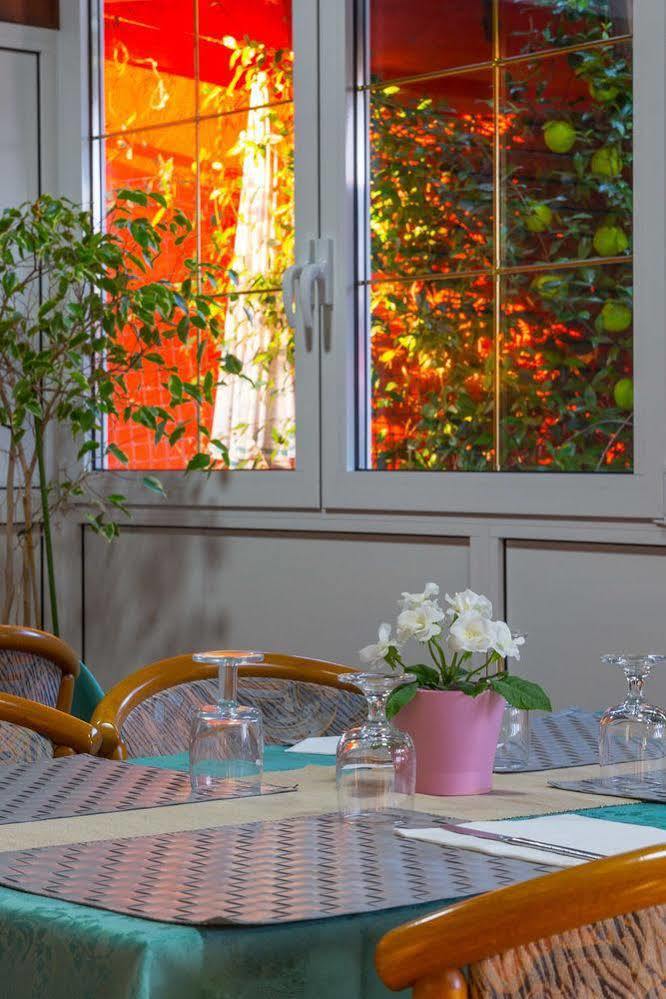 Hotel Rinaldo Apartment Borgomanero Buitenkant foto