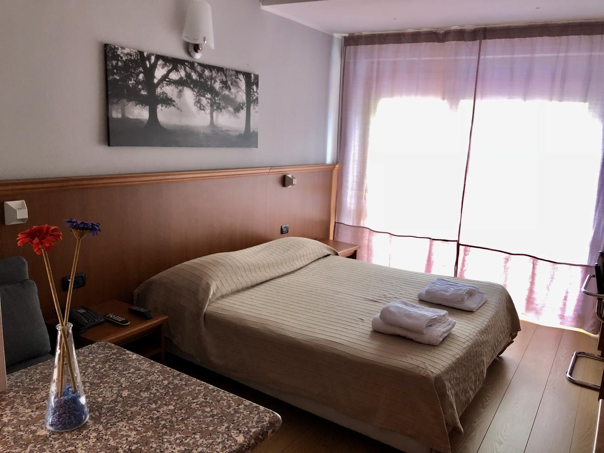 Hotel Rinaldo Apartment Borgomanero Buitenkant foto