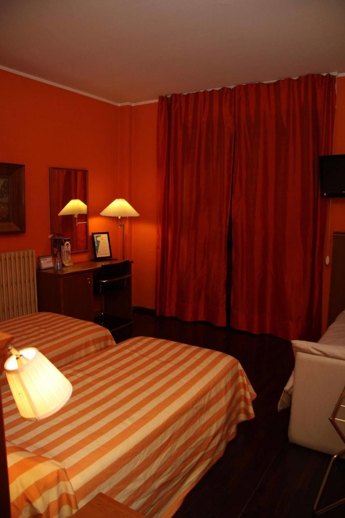 Hotel Rinaldo Apartment Borgomanero Buitenkant foto