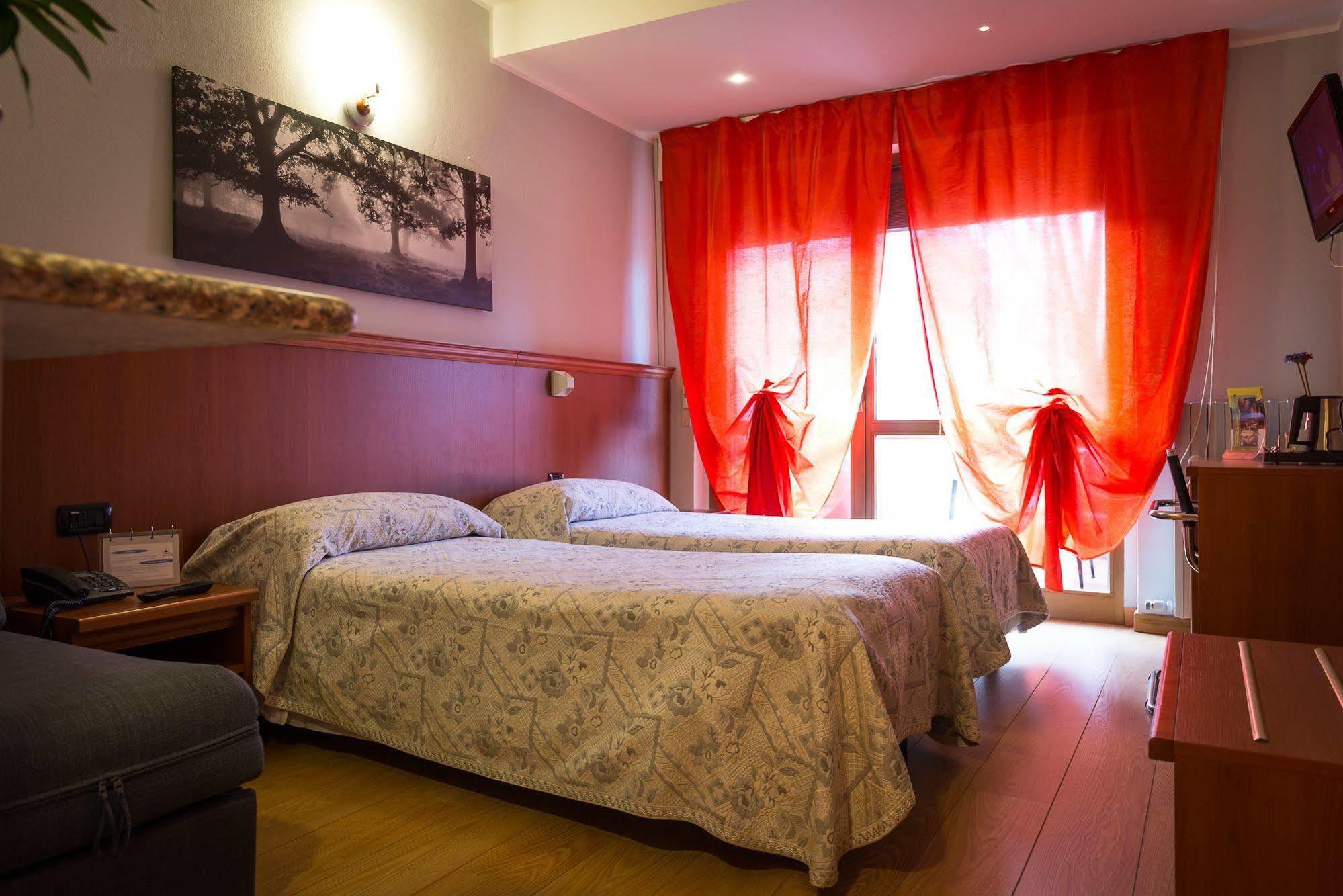 Hotel Rinaldo Apartment Borgomanero Buitenkant foto